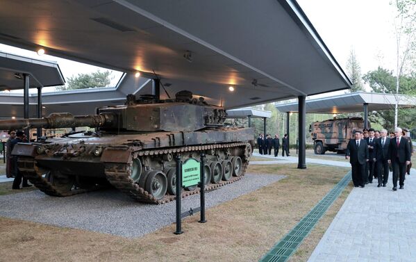 Лидер КНДР Ким Чен Ын, спикер Госдумы РФ Вячеслав Володин и министр обороны РФ Андрей Белоусов (слева направо на первом плане) во время осмотра музейно-мемориального комплекса в Пхеньяне, посвященного подвигу героев зарубежной военной операции.