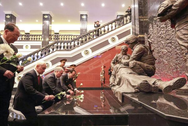 Глава военного ведомства КНДР генерал армии Но Гван Чхоль, министр обороны РФ Андрей Белоусов и председатель Государственной думы РФ Вячеслав Володин на церемонии открытия в Пхеньяне музейно-мемориального комплекса, посвященного подвигу героев зарубежной военной операции.