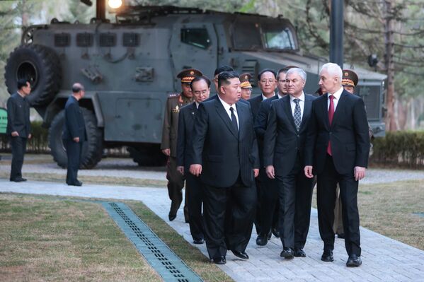 Ким Чен Ын, Вячеслав Володин и Андрей Белоусов во время осмотра музейно-мемориального комплекса в Пхеньяне, посвященного подвигу героев зарубежной военной операции.