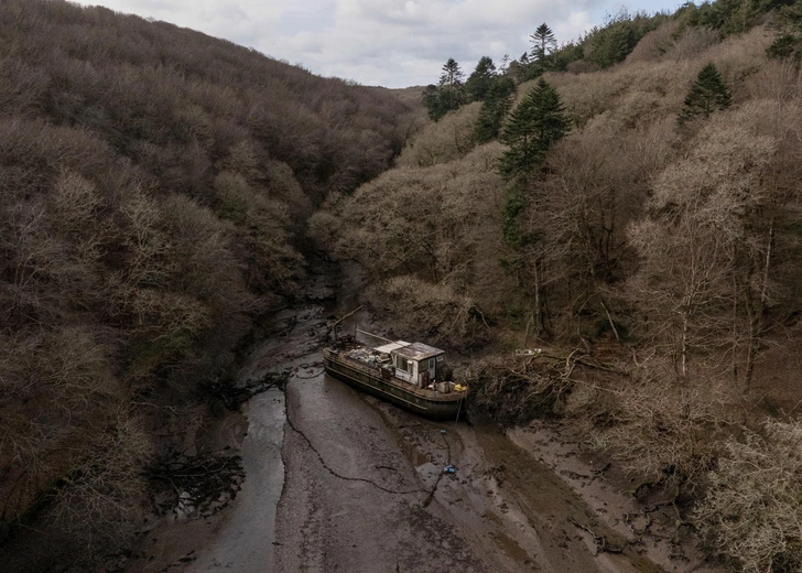 Один против экологической катастрофы: британец взялся расчистить кладбище из 166 яхт