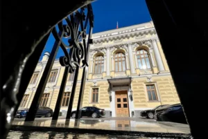 ЦБ рекомендовал банкам тщательнее проверять источники при внесении крупных сумм