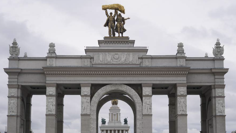 На ВДНХ стали доступны для аренды плавучие беседки