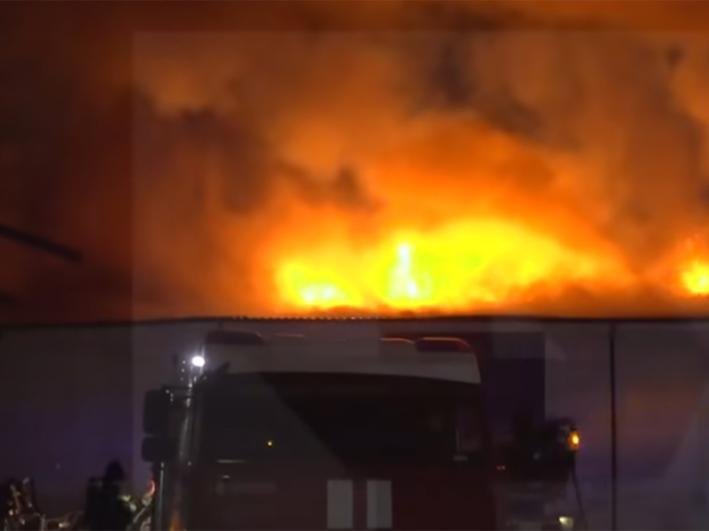 Пожар у Измайловского кремля в Москве: огонь охватил 3000 квадратных метров