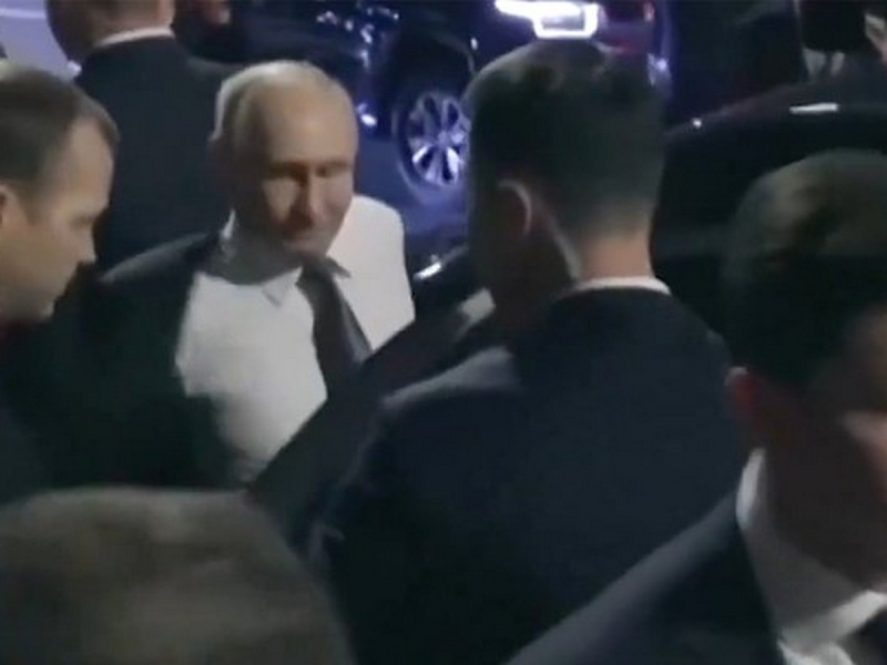 Путин без пиджака и кроссовки ректора МФТИ вызвали фурор в Китае: кадры стали вирусными
