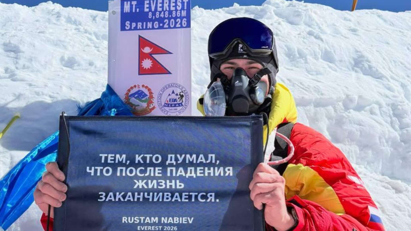 Россиянин первым в истории взошел на Эверест на одних руках