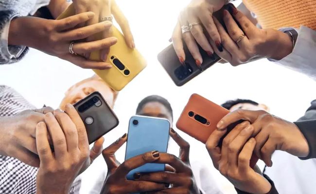 Смартфоны и сети 4G подорвали рождаемость по всему миру — FT