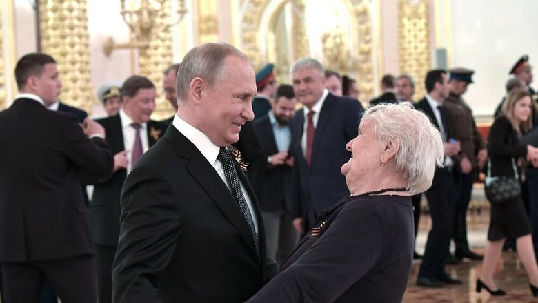 Учительница Путина рассказала, как он подарил ей уральский самоцвет