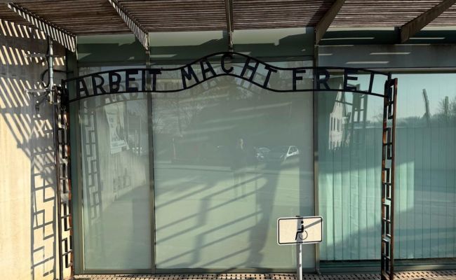 В Баварии арестовали должника, поставившего у налоговой копию ворот концлагеря